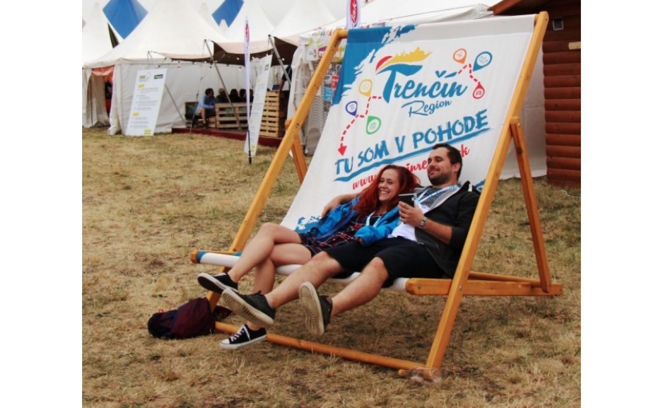 Wooden beach chaise longue with custom printing