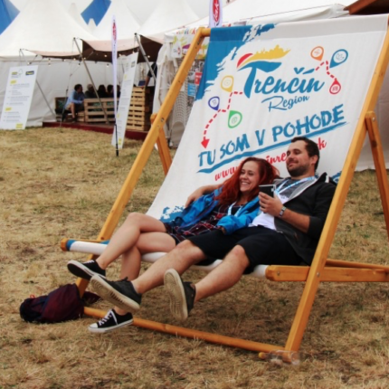 Wooden beach chaise longue with custom printing