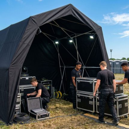 Unikátny dizajn: Organické tvary a robustná konštrukcia okamžite pritiahnu pozornosť a zvýšia prestíž vašej značky alebo podujatia.